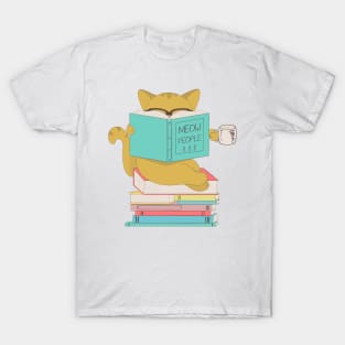 Cat with glasses drinking coffee or tea and reading book T-Shirt